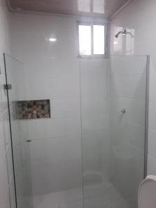 SoledadHOTEL MAR DEL CARIBE的带淋浴的浴室和玻璃门