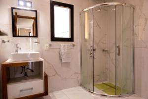 埃斯克尔El Mirador的一间带玻璃淋浴和水槽的浴室