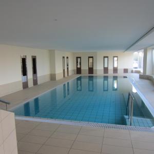 库克斯港Lord Nelson App. 302的大楼内的大型游泳池