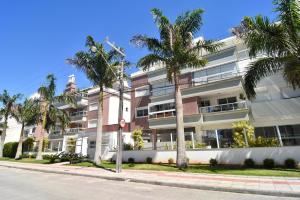 弗洛里亚诺波利斯Apto Vista Mar, 10 min da praia no Campeche P1331的棕榈树街道上的公寓