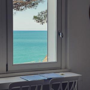 努马纳Maison del Bassotto的海景窗户