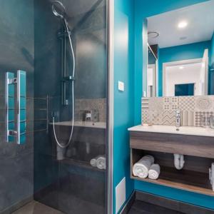 奥克兰Roomie Apartment Hotel的带淋浴和盥洗盆的浴室