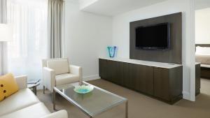 克利夫兰克利夫兰洲际酒店的带沙发和电视的客厅