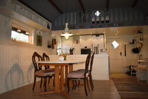 蒂达霍尔姆Nice holiday home in Hokensas nature reserve的厨房以及带桌椅的用餐室。
