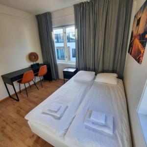 斯塔万格Guesthouse- Møllegata 39的一间卧室配有一张床、一张书桌和一个窗户。