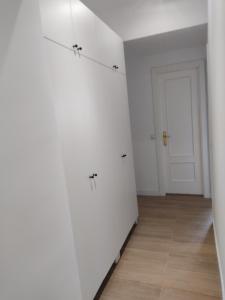马德里Precioso apartamento en Puente Vallecas, Madrid.的一间空房间,拥有白色的墙壁和木地板