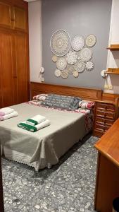 哈恩TORREPEREA- Piso completo的卧室配有一张挂在墙上的带板子的床