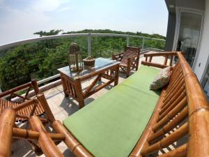 博卡德尔里奥Boca PentHouses - Tampiquera的阳台配有木椅和甲板上的桌子