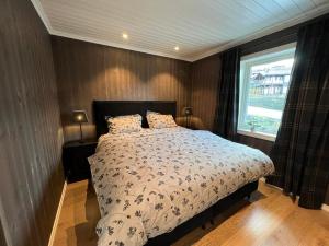 高尔Bualie Golsfjellet的一间卧室设有一张床和一个窗口