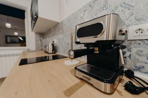 瓦特拉多尔内Apartamentul Albastru的厨房的柜台上配有咖啡机