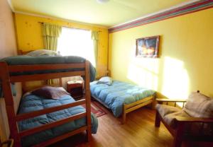 蓬塔阿雷纳斯Hospedaje Independencia y camping的一间卧室设有两张双层床和一扇窗户。
