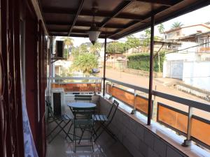 雅温得Grand Appartement à essos mobile的阳台配有桌椅,享有街道的景色。