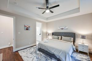 达拉斯9 Minutes to Downtown Dallas - 1000mbps - King Suite - 58 in TV - Games的一间卧室配有一张床和吊扇