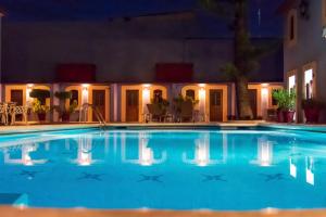 瓦哈卡市圣埃伦娜广场酒店的夜间酒店游泳池