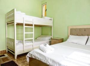 地拉那Relax Hostel的带2张床的客房中的2张双层床