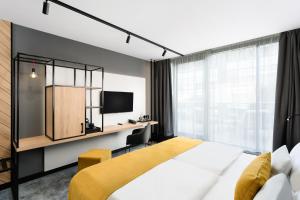 塞格德塞格德艺术酒店的配有一张床和一张书桌的酒店客房