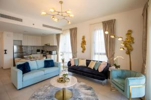 迪拜Veluxa - Luxury and bright 1 bedroom apartment, Burj view!的客厅配有蓝色的沙发和蓝色的椅子