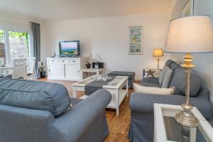 曼克玛肖Söns Hüs的客厅配有两张沙发和一台电视机