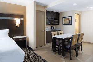 波基普西Holiday Inn Poughkeepsie, an IHG Hotel的配有一张床和一张桌子及椅子的房间