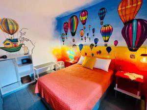 危地马拉安地瓜Hotel y Arte Antigua by Amazing Guatemala Travel的卧室配有壁挂式气球床。