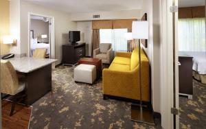 夏洛特Trellis Lake Pointe的酒店客房设有床和客厅。