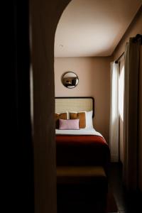 圣米格尔-德阿连德Casa Hoyos - Hotel Boutique的一间卧室设有一张床和一个窗口