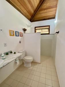 因巴塞- Apto Pimenta Rosa - Village Praia de Imbassaí的一间带卫生间和水槽的浴室
