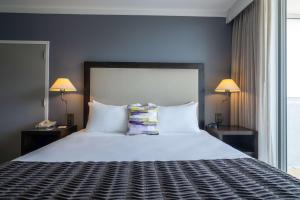 迈阿密Hotel Arya BW Premier Collection的一张大床,位于酒店带两盏灯的房间