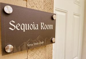 安吉利斯港Terra Vista Chalet的门上读塞维利亚房间的一个标志