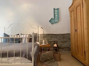 KluisChalet Heiderose SPA - Kamin, Sauna & Wellness的卧室配有一张床,墙上有标志