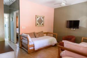 索科罗瑞卡特达卡舒埃拉酒店的卧室配有一张床,墙上配有电视。