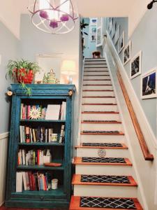 萨凡纳B&B Zia Gianna的书架旁的楼梯