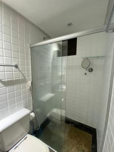 巴西利亚Charmoso Flat Lake Side的一间带卫生间和玻璃淋浴间的浴室
