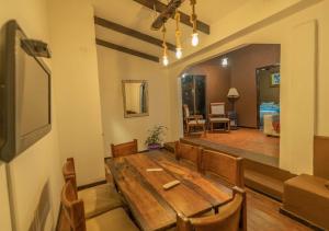 皮斯科艾齐Refugios Pisco Elqui的一间带木桌的用餐室和一间客厅。