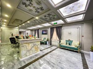 撒马尔罕Medina Hotel Samarkand的大房间设有天窗天花板