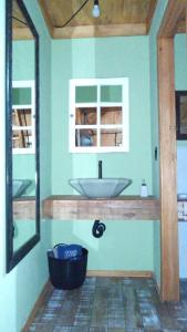 ApiúnaChalé Alpino的一间带水槽和镜子的浴室