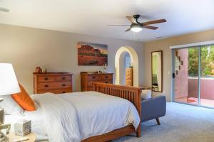塞多纳PRIME Uptown Location- Mountain View- Kid Friendly - Sleeps 10的一间卧室配有一张床和吊扇