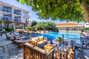 斯科派洛斯Ionia Hotel的一座带游泳池和度假村的酒店