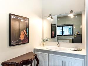北碧切兹布尔民宿的一间带水槽和镜子的浴室