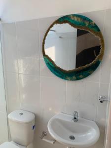 PalestinaLa Paloma Glamping的浴室设有水槽和墙上的镜子
