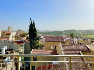 耶路撒冷Gorgeous duplex in heart of Jerusalem的阳台享有城市美景。