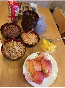 野沢内田屋旅馆的餐桌,盘子上放着食物和碗