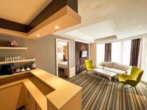 曼谷曼谷市集酒店的客厅配有黄色椅子和沙发