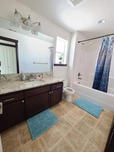 埃弗里特Spacious and peaceful 4 bedroom home的一间带水槽、卫生间和镜子的浴室