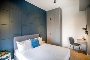 吉隆坡Continew Residence KL CoBNB的一间卧室配有一张蓝色墙床