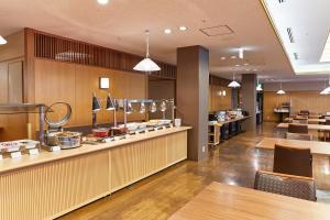一关KAMENOI HOTEL Ichinoseki的一间带柜台和自助餐的餐厅