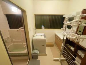 富士河口湖富士旅の家的医院浴室设有浴缸和水槽