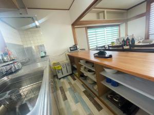富士河口湖富士旅の家的厨房配有水槽和浴缸