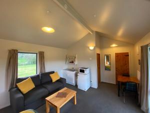 ApitiMakoura Lodge的客厅配有沙发和桌子