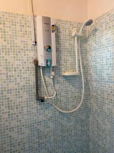 刁曼岛The Station Tioman的浴室铺有蓝色瓷砖,设有淋浴。